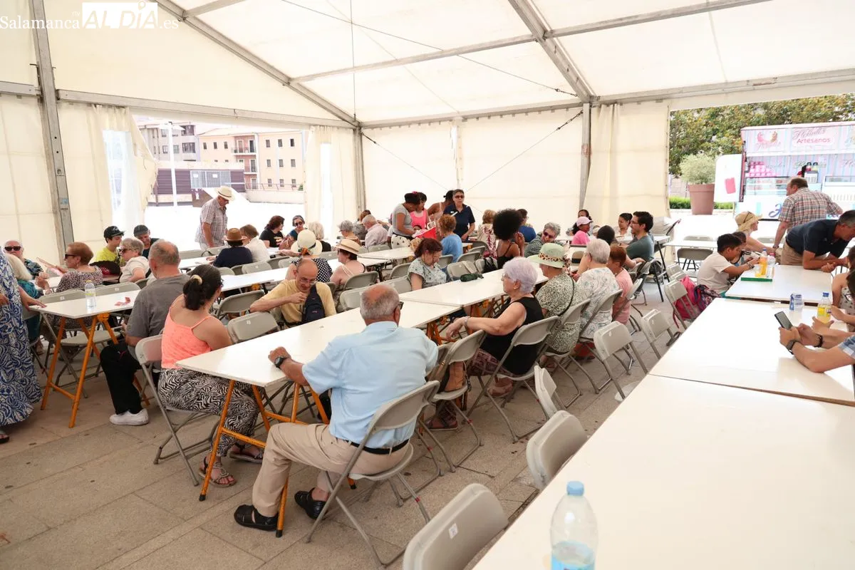 FEVESA celebra el Día del Vecino con una paella popular en Salamanca | FOTOS: David Sañudo