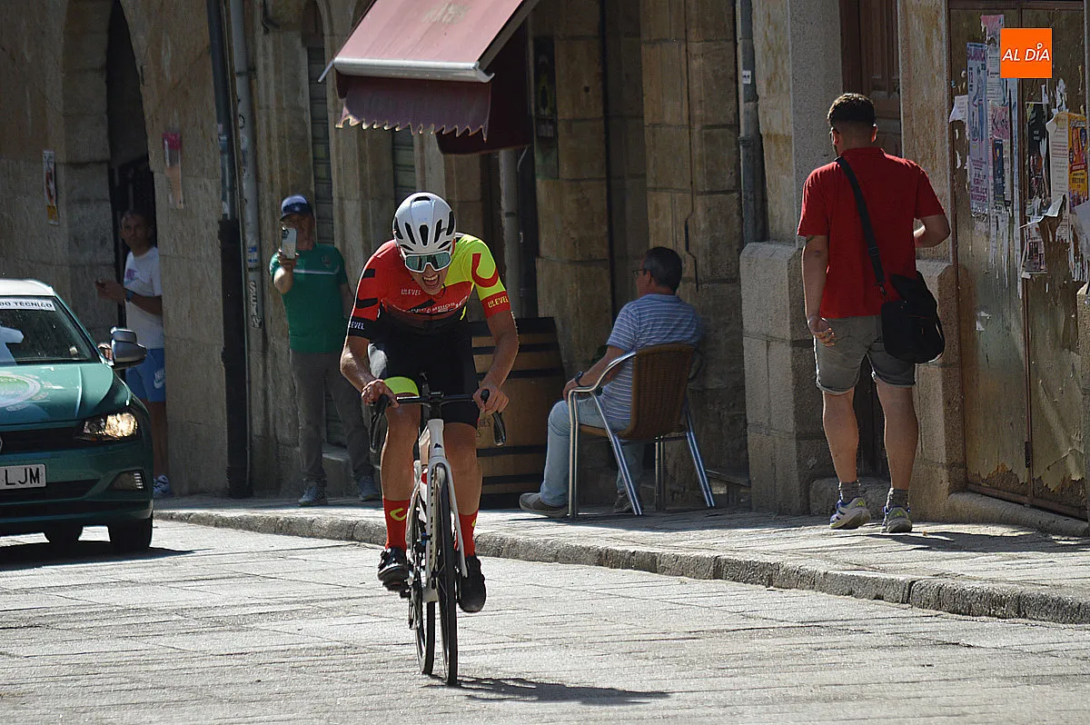 Foto 13 - La primera etapa de la I Vuelta Ciclista Salamanca Junior concluye con Carlos Tienda como l&iacute;der de la clasificaci&oacute;n