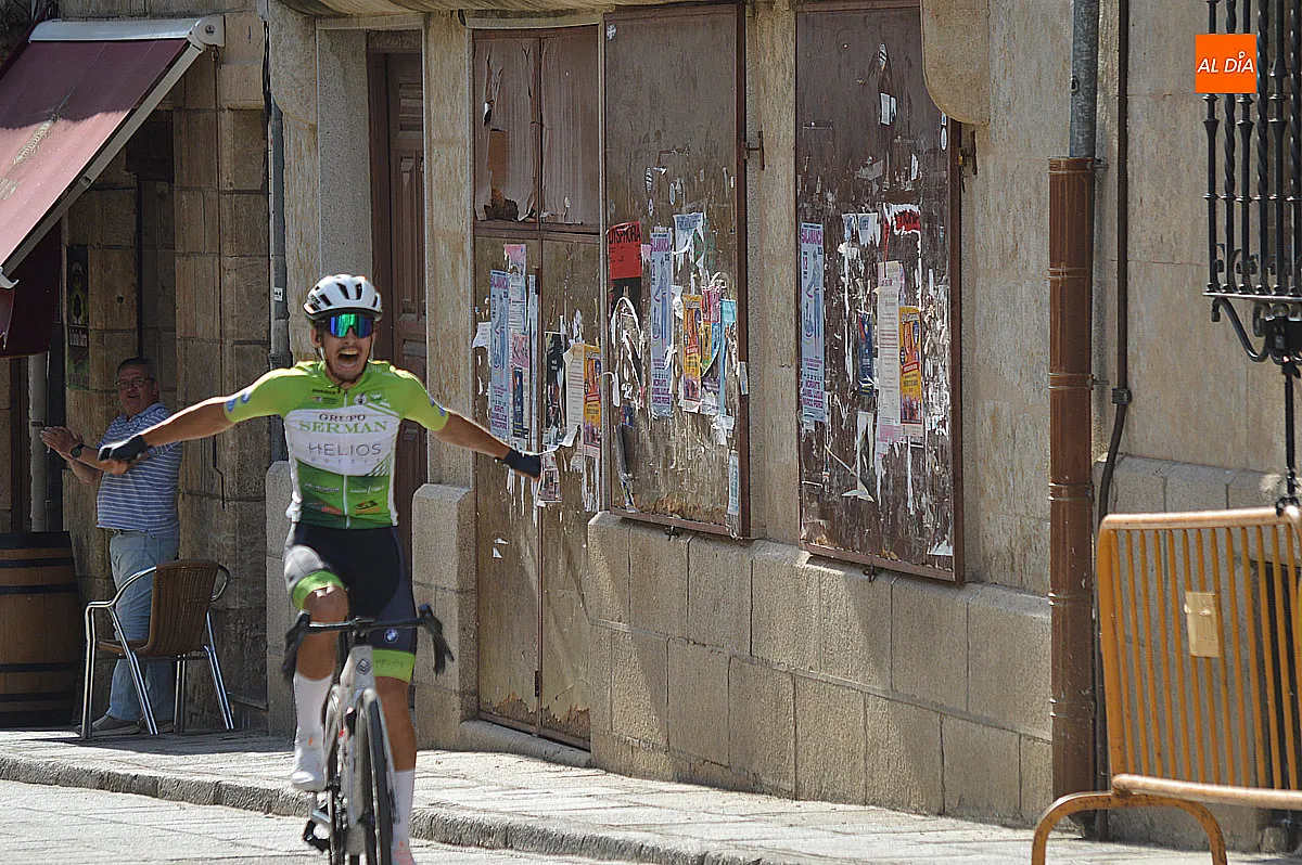 Foto 3 - La primera etapa de la I Vuelta Ciclista Salamanca Junior concluye con Carlos Tienda como l&iacute;der de la clasificaci&oacute;n