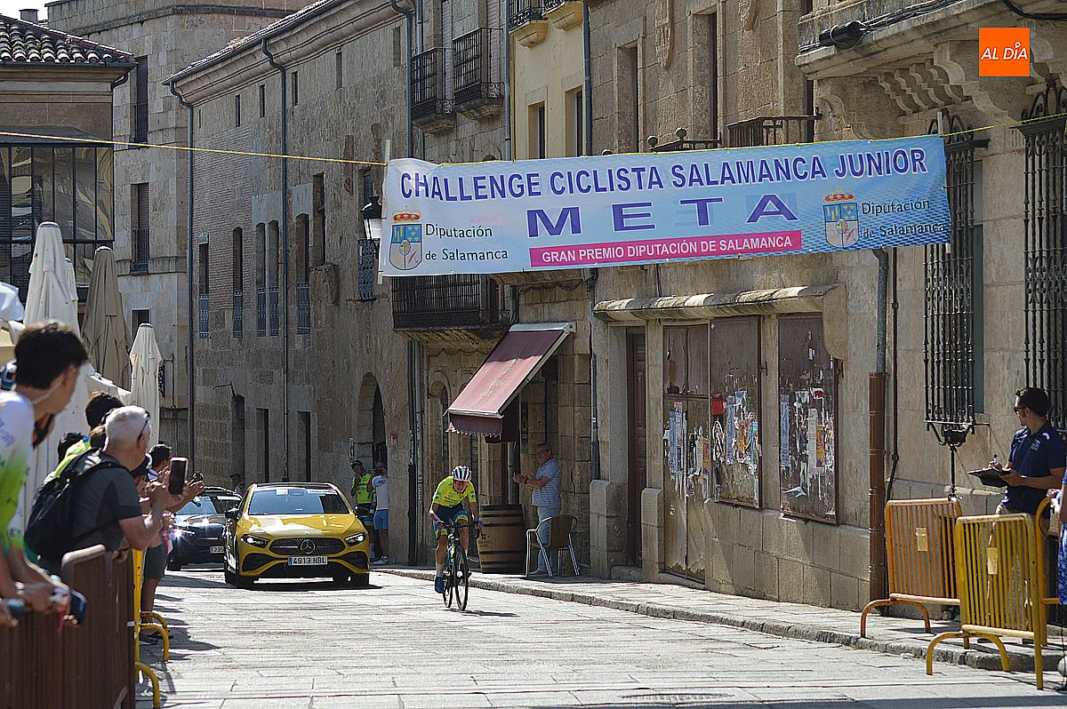 Foto 5 - La primera etapa de la I Vuelta Ciclista Salamanca Junior concluye con Carlos Tienda como l&iacute;der de la clasificaci&oacute;n
