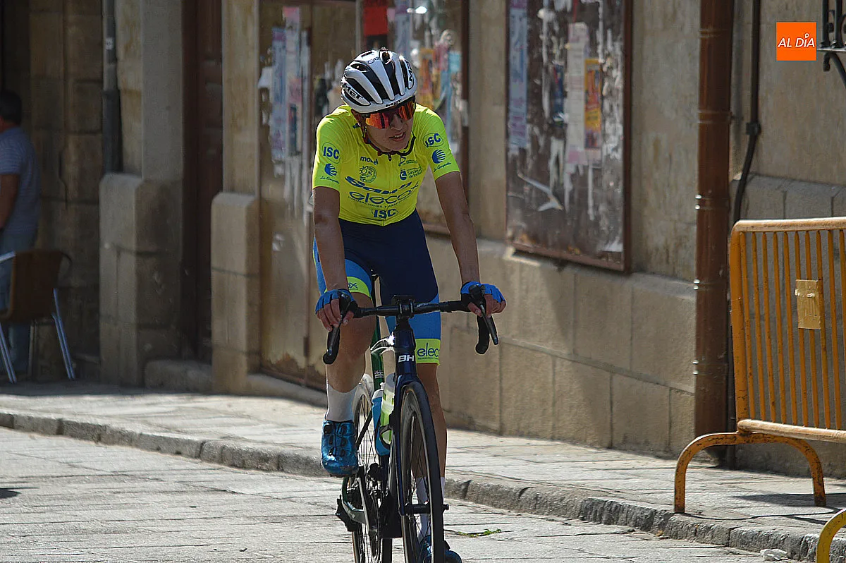 Foto 7 - La primera etapa de la I Vuelta Ciclista Salamanca Junior concluye con Carlos Tienda como l&iacute;der de la clasificaci&oacute;n