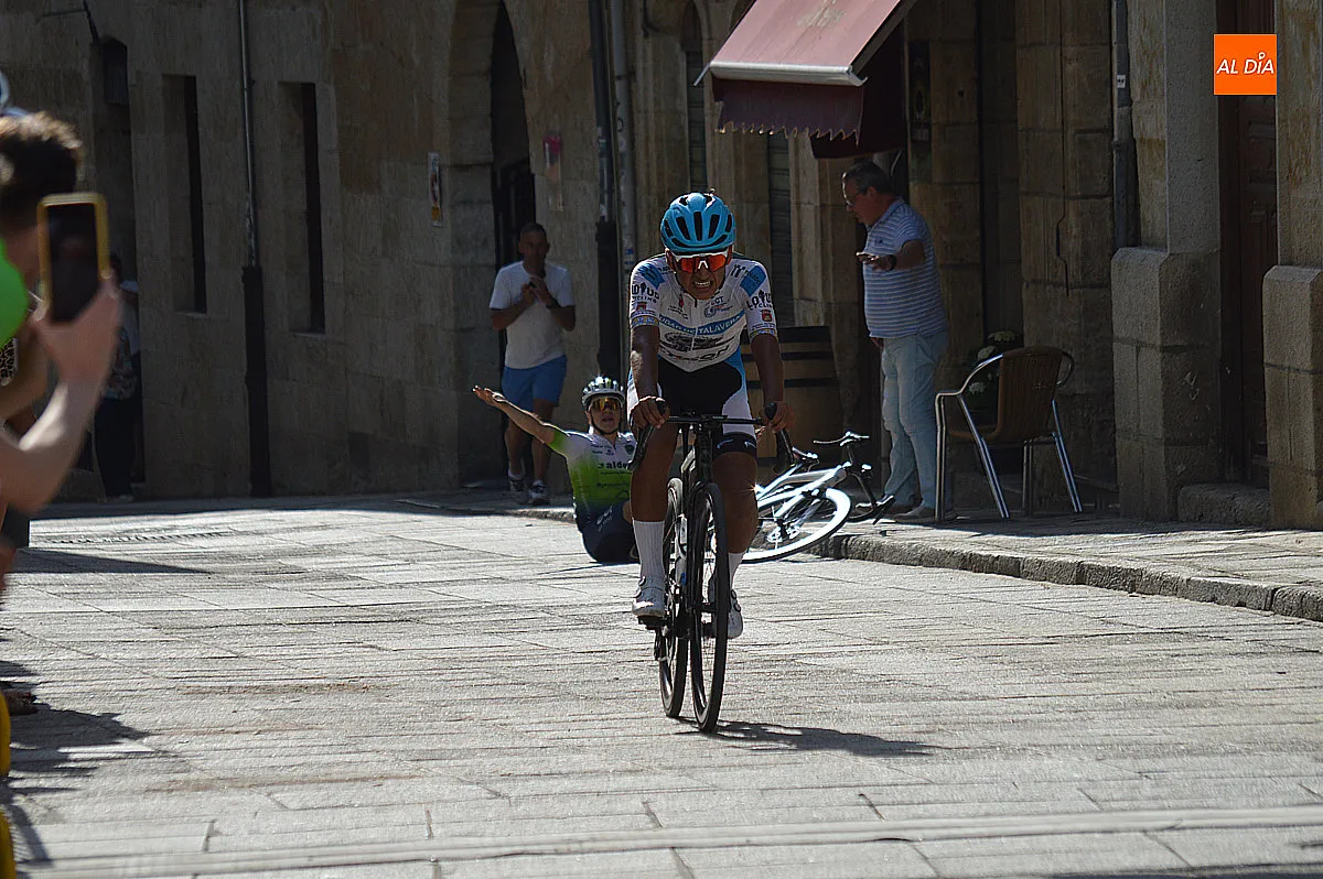 Foto 9 - La primera etapa de la I Vuelta Ciclista Salamanca Junior concluye con Carlos Tienda como l&iacute;der de la clasificaci&oacute;n