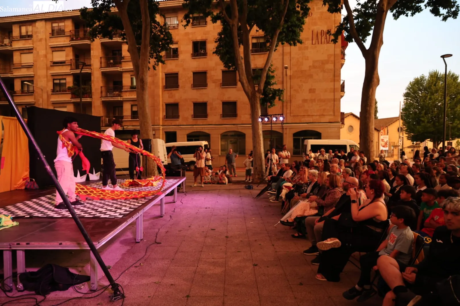 Foto 8 - FOTOS | Arte, circo, fuego e inclusi&oacute;n social en la fiesta de fin de curso de la Casa Escuela Santiago Uno en Salamanca