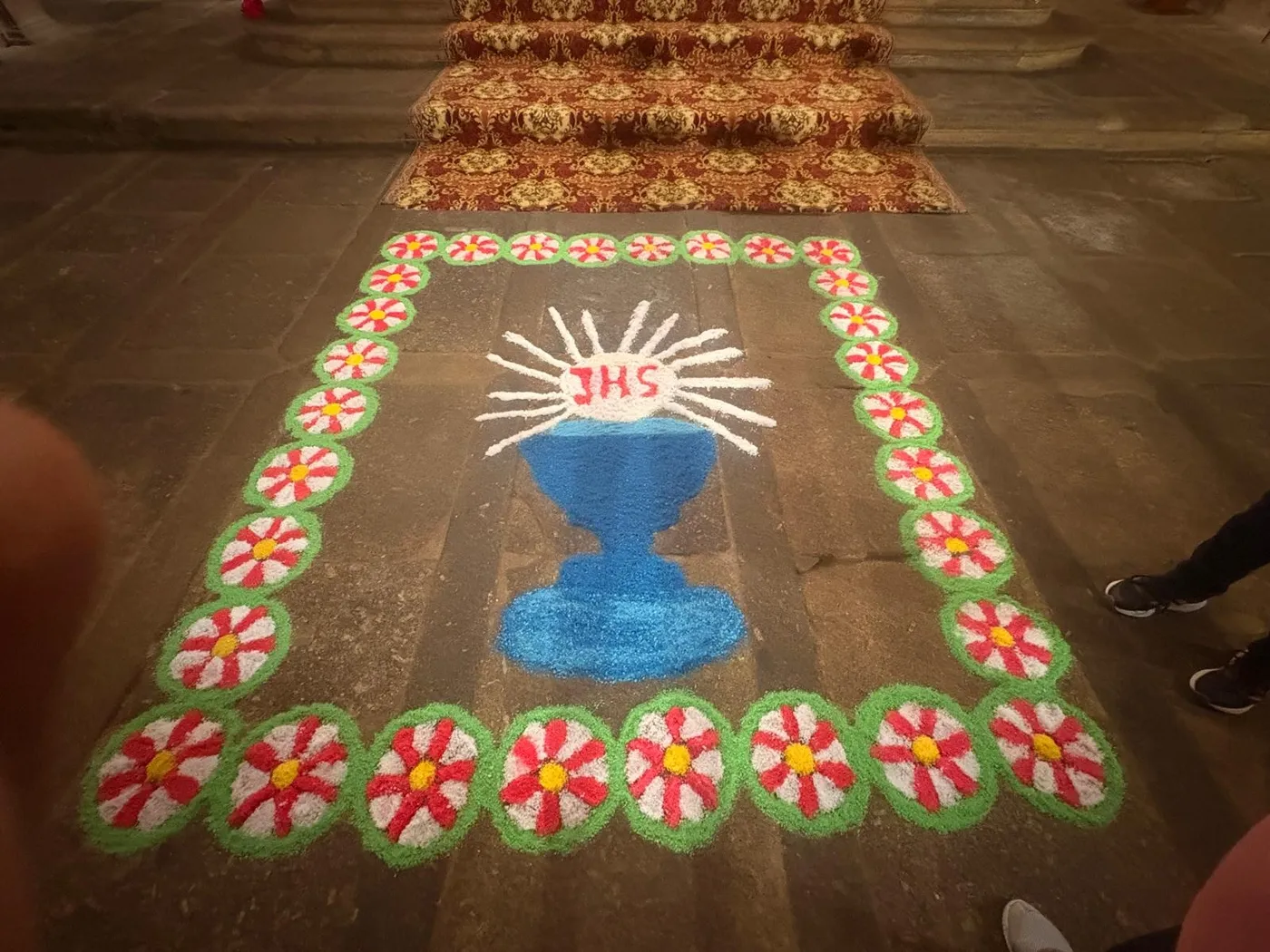 Foto 4 - Las mujeres de San Felices de los Gallegos dan la bienvenida al Corpus con una peque&ntilde;a obra de arte