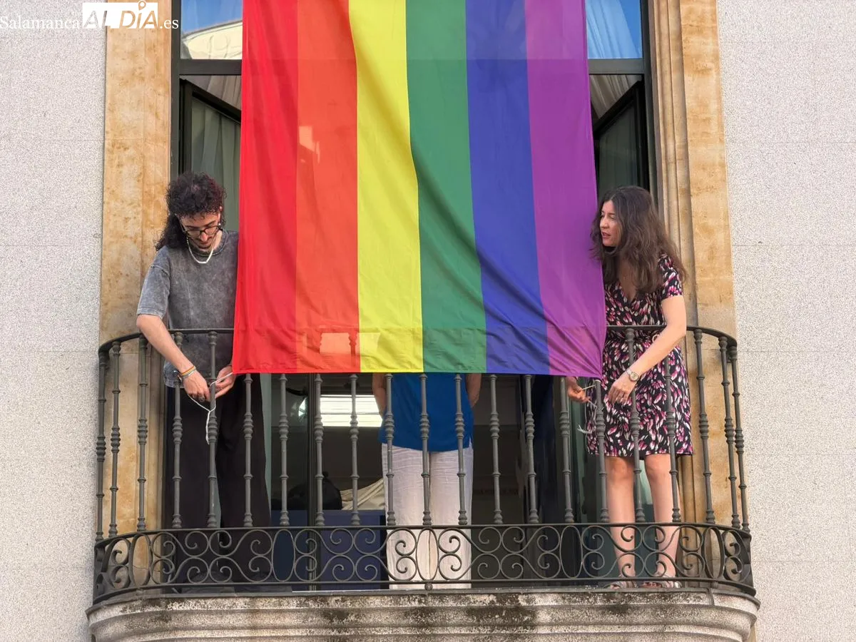 El balcón del teatro Liceo luce la bandera arcoíris para reivindicar la igualdad y la tolerancia. Foto V. M.