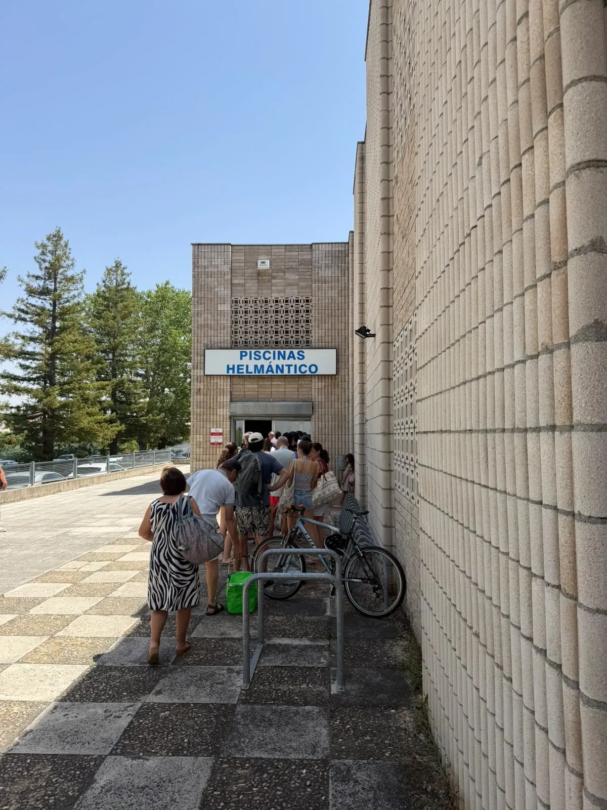 Foto 2 - El calor colapsa el acceso a las piscinas del Helm&aacute;ntico con esperas de 45 minutos