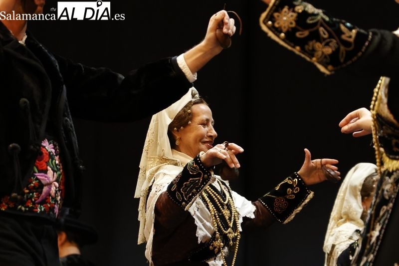 Tradición y música en directo para presentar el libro sobre el baile del ramo de la Sierra