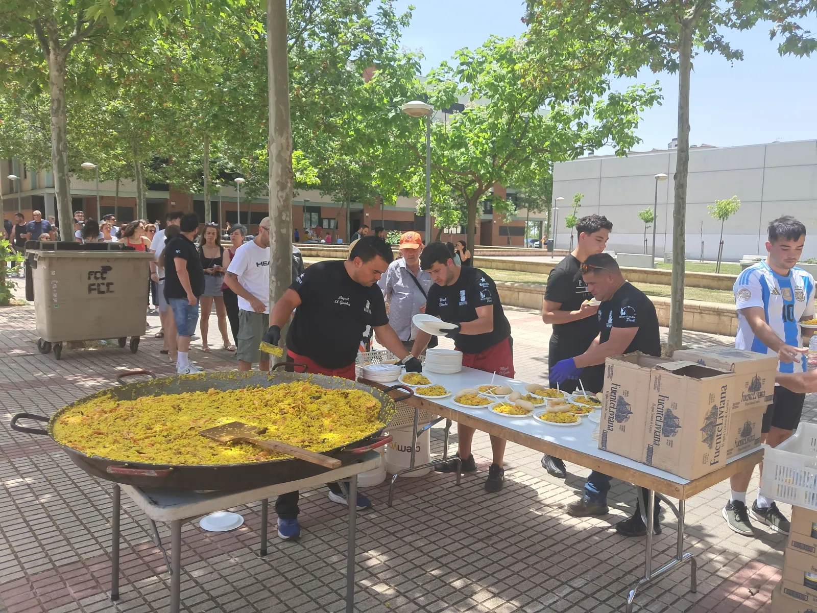 Foto 2 - Teso-Zurgu&eacute;n celebra sus fiestas con orquestas, paella popular y la hoguera de San Juan