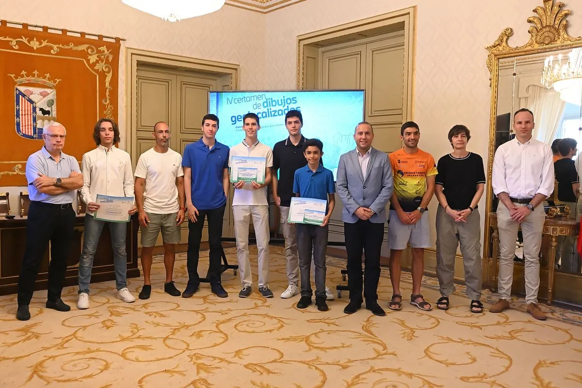 Escolares salmantinos reciben premios de los certámenes de dibujo geolocalizado, la Escuela de Salamanca y radio