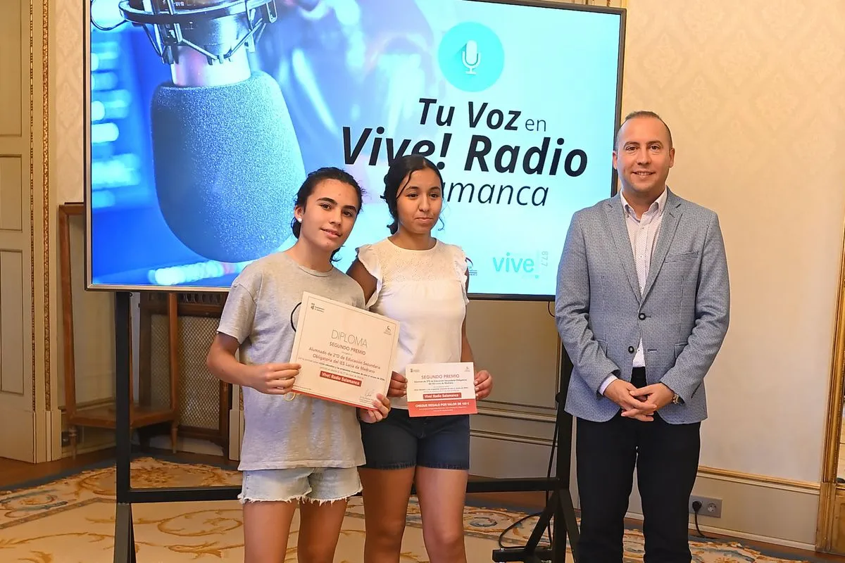 Escolares salmantinos reciben premios de los certámenes de dibujo geolocalizado, la Escuela de Salamanca y radio