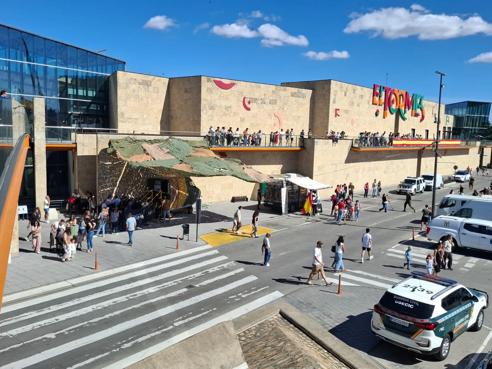 Foto 3 - M&aacute;s de 20.000 personas en las exhibiciones militares y talleres infantiles en El Tormes