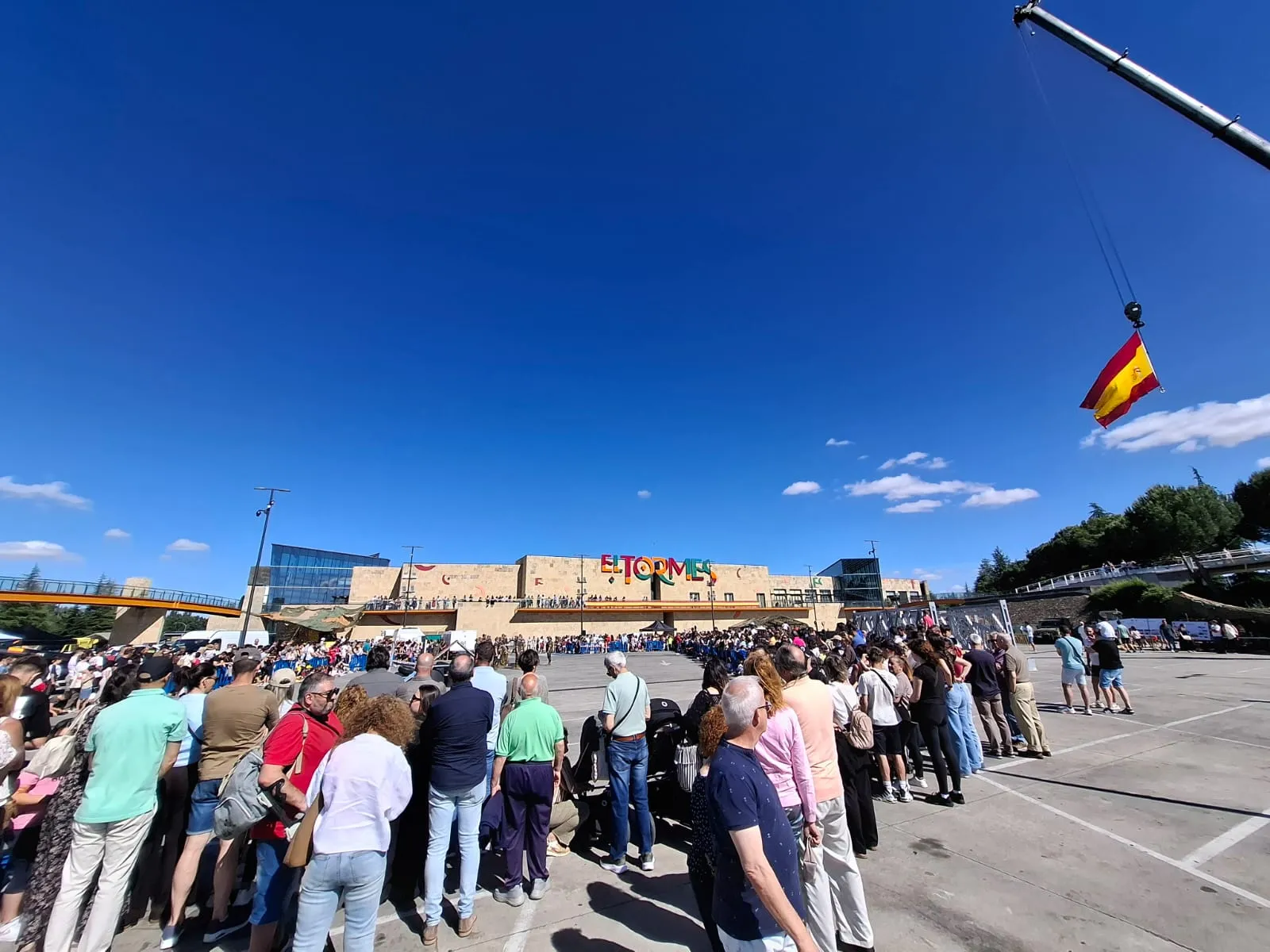 Foto 5 - M&aacute;s de 20.000 personas en las exhibiciones militares y talleres infantiles en El Tormes