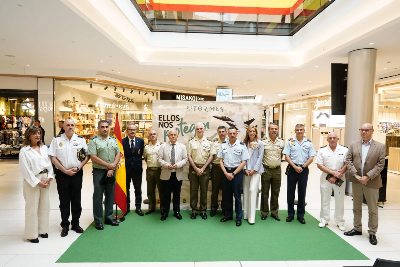 Foto 8 - M&aacute;s de 20.000 personas en las exhibiciones militares y talleres infantiles en El Tormes
