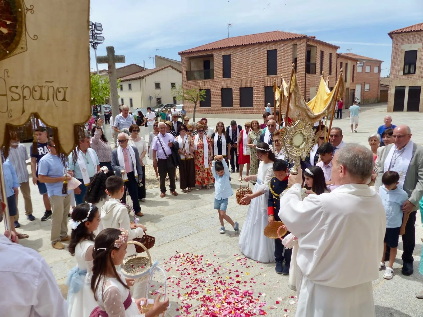 Foto 9 - Fe y devoci&oacute;n recorren las calles de Villoria en la festividad del Corpus