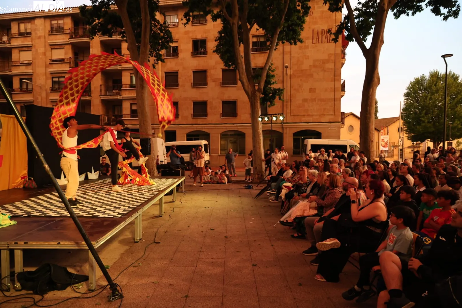 Foto 7 - FOTOS | Arte, circo, fuego e inclusi&oacute;n social en la fiesta de fin de curso de la Casa Escuela Santiago Uno en Salamanca