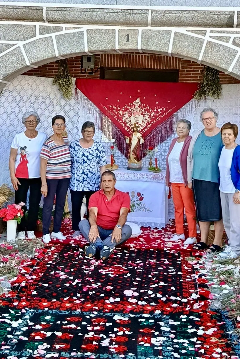Foto 4 - Santiago de la Puebla se rinde al Corpus en una masiva y personal celebraci&oacute;n