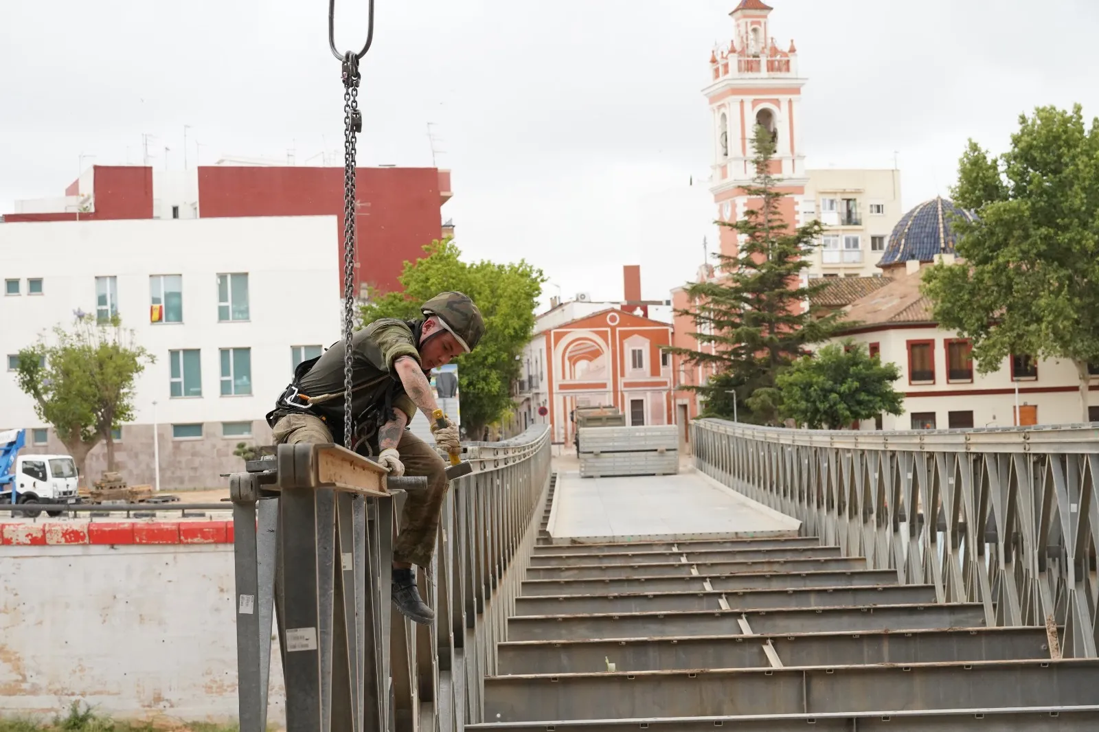 Foto 3 - El Regimiento de Ingenieros de Salamanca desmonta el puente militar de Picanya (Valencia)
