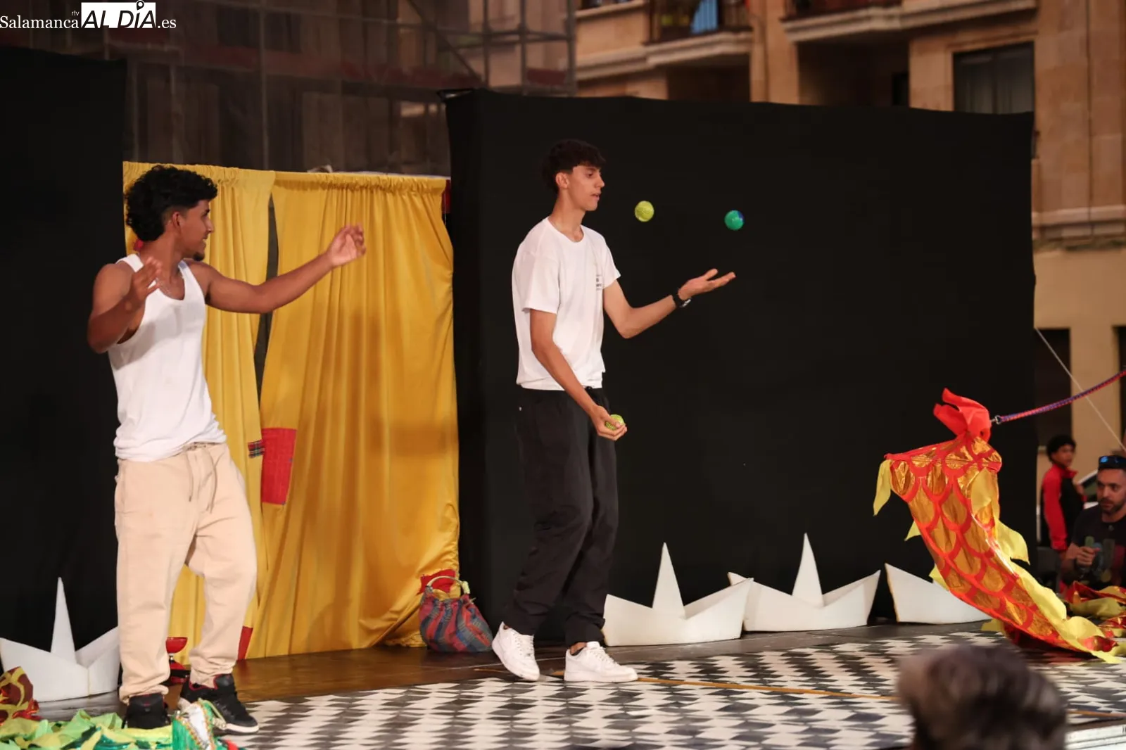 Foto 10 - FOTOS | Arte, circo, fuego e inclusi&oacute;n social en la fiesta de fin de curso de la Casa Escuela Santiago Uno en Salamanca