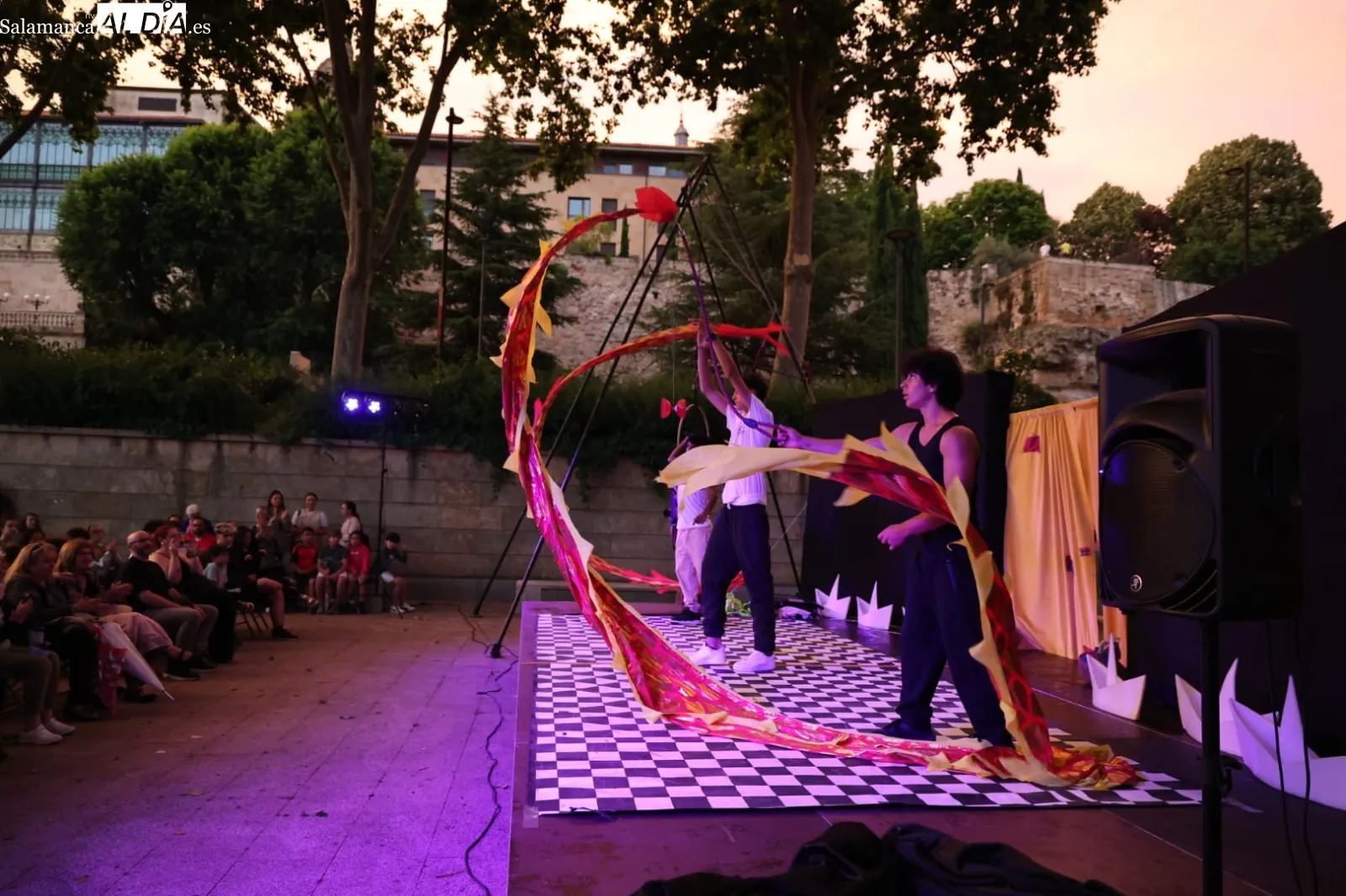 Foto 6 - FOTOS | Arte, circo, fuego e inclusi&oacute;n social en la fiesta de fin de curso de la Casa Escuela Santiago Uno en Salamanca
