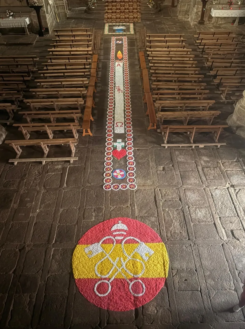 Foto 2 - Las mujeres de San Felices de los Gallegos dan la bienvenida al Corpus con una peque&ntilde;a obra de arte