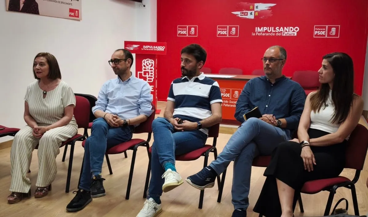 Foto 2 - El PSOE pe&ntilde;arandino analiza los retos del &uacute;ltimo a&ntilde;o de legislatura en un encuentro junto a militantes y cargos comarcales