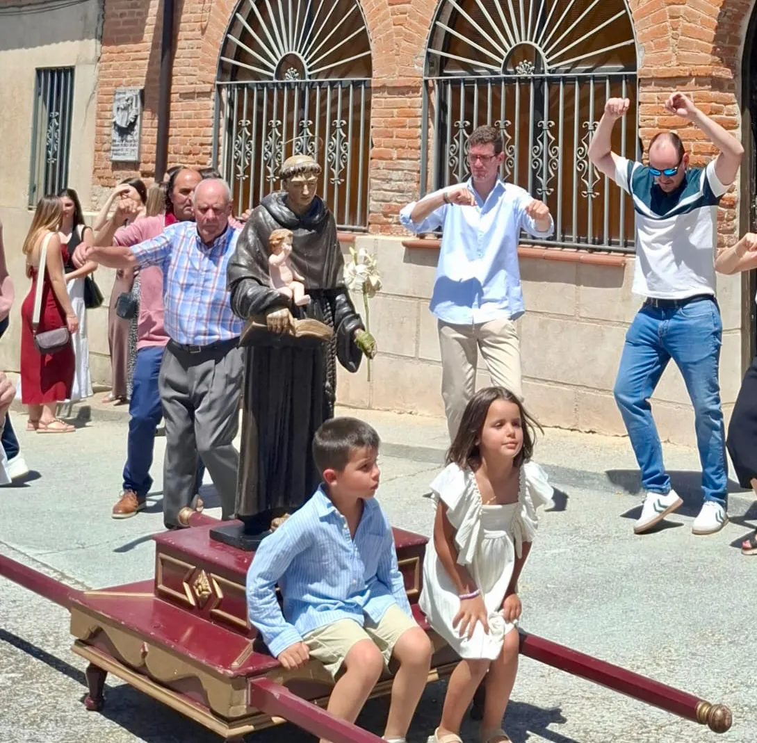 Foto 6 - Malpartida y Nava de Sotrobal honran a San Antonio con multitudinarias celebraciones