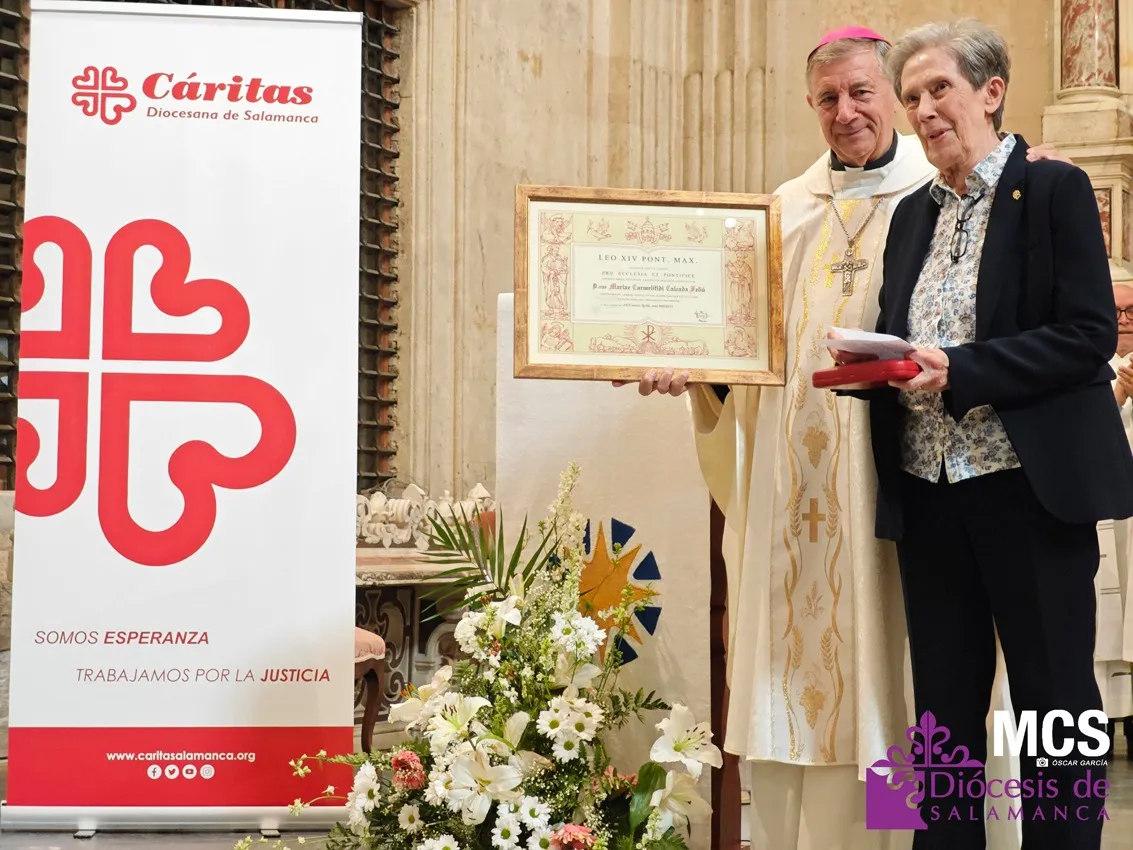 Foto 2 - El Papa Le&oacute;n XIV concede una medalla a Carmen Calzada por su trayectoria en C&aacute;ritas Salamanca