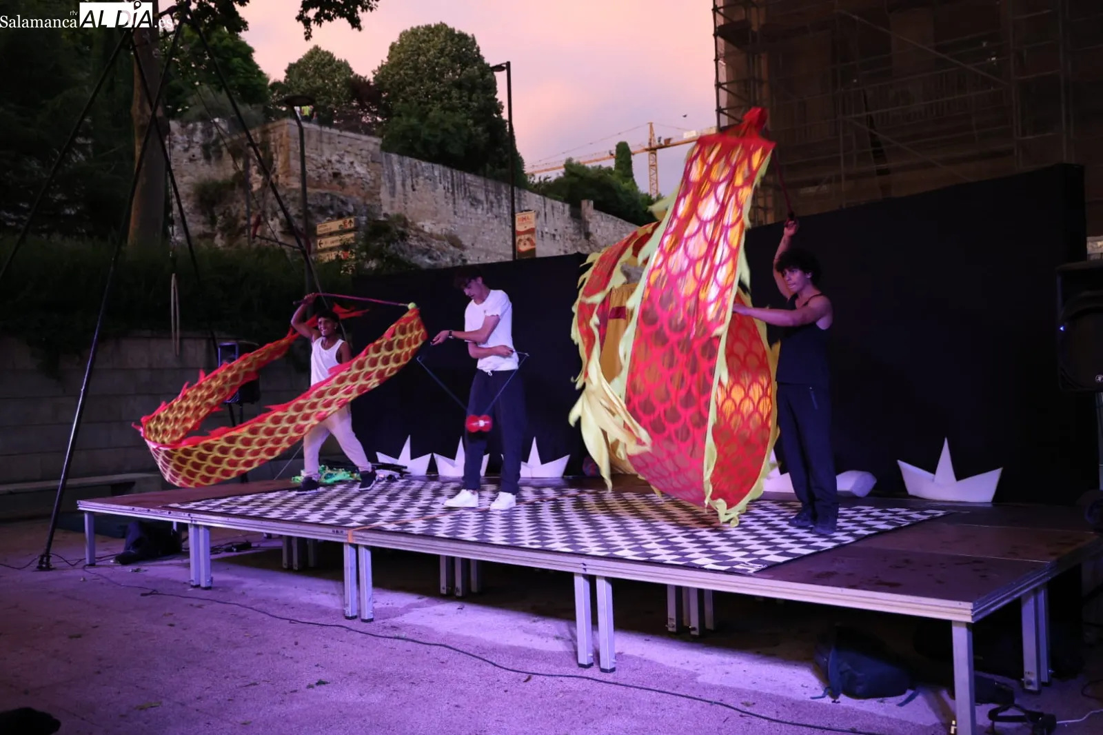 Foto 2 - FOTOS | Arte, circo, fuego e inclusi&oacute;n social en la fiesta de fin de curso de la Casa Escuela Santiago Uno en Salamanca