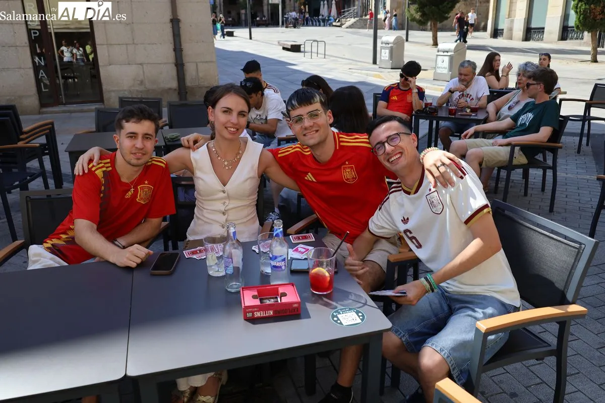 Aficionados en las terrazas de la capital siguiendo el primer partido de la selección España en el Mundial 2026. Fotos: Miguel González