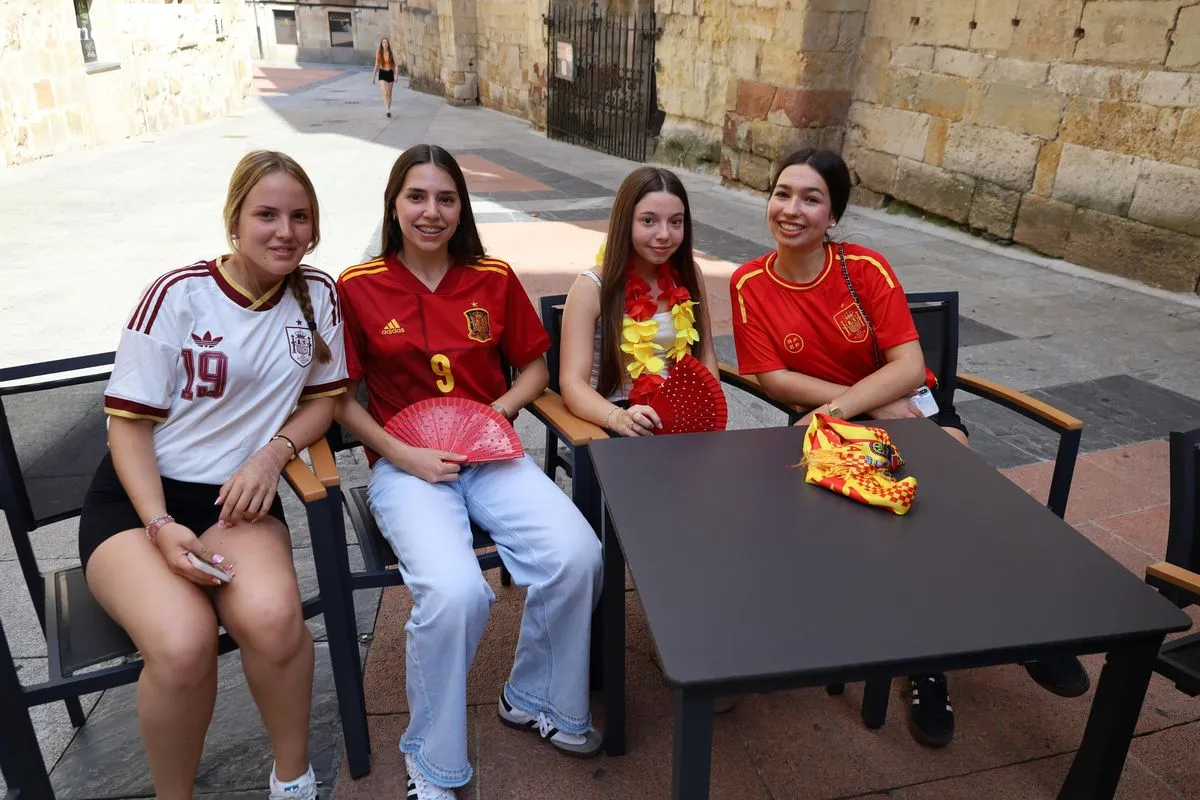 Aficionados en las terrazas de la capital siguiendo el primer partido de la selección España en el Mundial 2026. Fotos: Miguel González