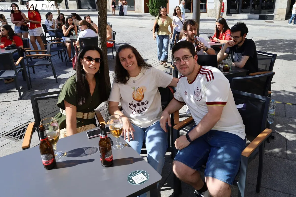 Aficionados en las terrazas de la capital siguiendo el primer partido de la selección España en el Mundial 2026. Fotos: Miguel González