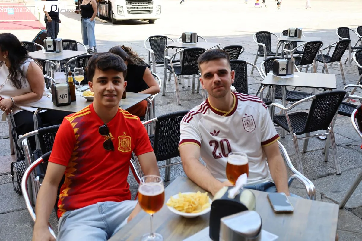 Aficionados en las terrazas de la capital siguiendo el primer partido de la selección España en el Mundial 2026. Fotos: Miguel González
