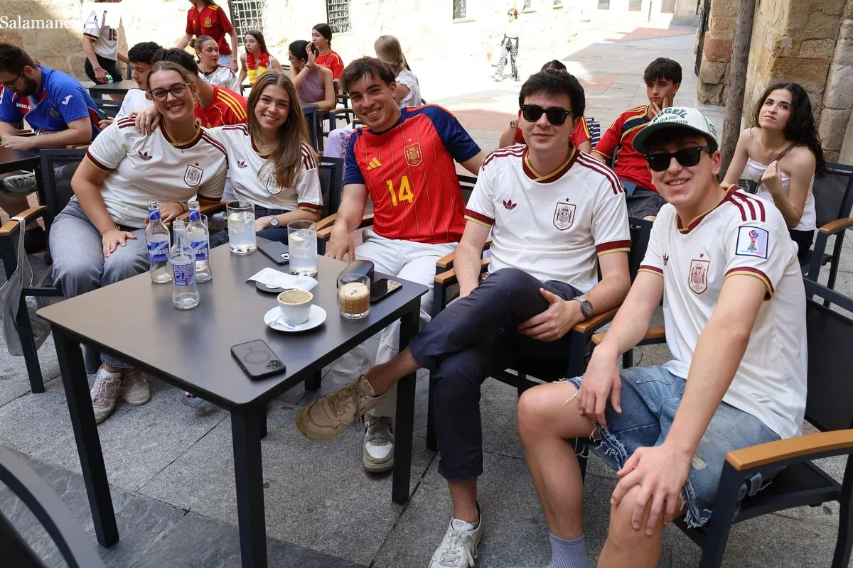 Aficionados en las terrazas de la capital siguiendo el primer partido de la selección España en el Mundial 2026. Fotos: Miguel González