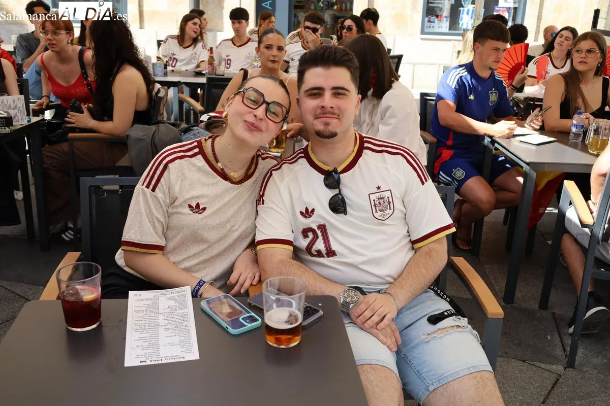 Aficionados en las terrazas de la capital siguiendo el primer partido de la selección España en el Mundial 2026. Fotos: Miguel González
