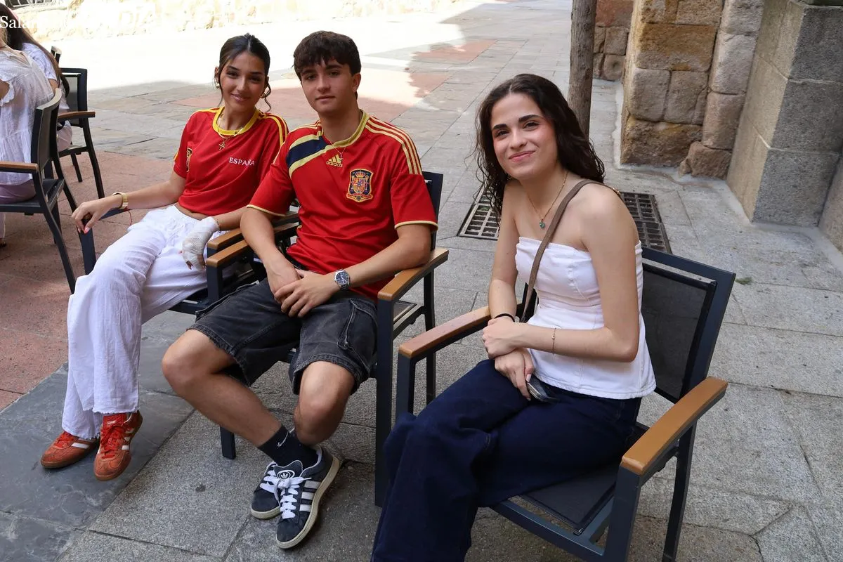 Aficionados en las terrazas de la capital siguiendo el primer partido de la selección España en el Mundial 2026. Fotos: Miguel González
