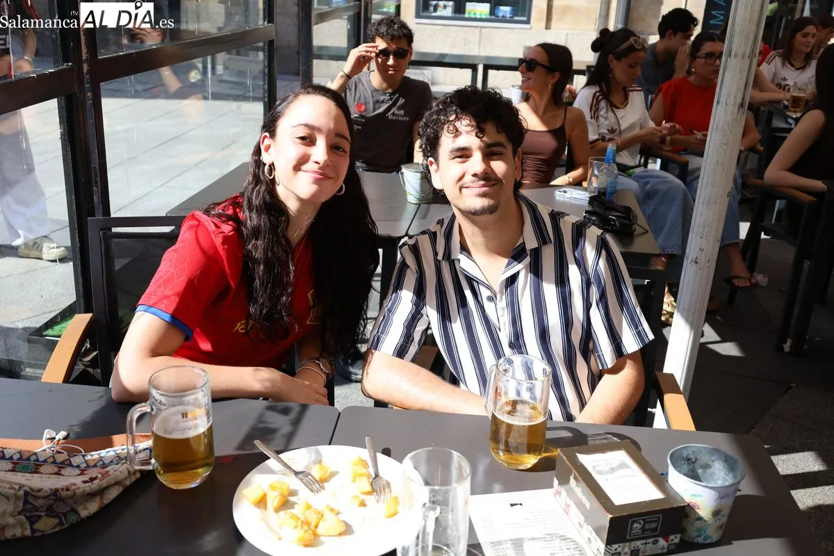 Aficionados en las terrazas de la capital siguiendo el primer partido de la selección España en el Mundial 2026. Fotos: Miguel González