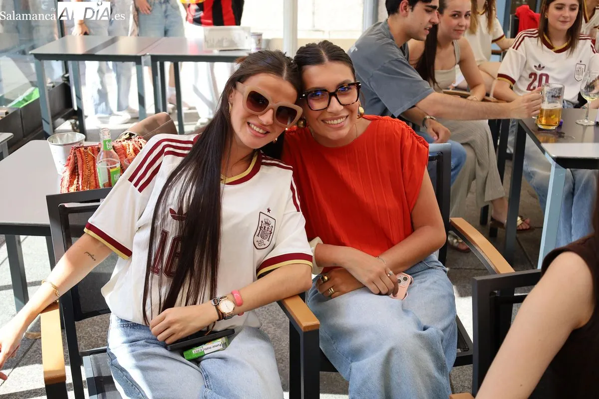 Aficionados en las terrazas de la capital siguiendo el primer partido de la selección España en el Mundial 2026. Fotos: Miguel González