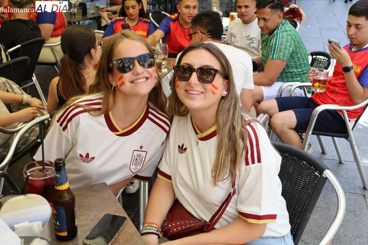 Aficionados en las terrazas de la capital siguiendo el primer partido de la selección España en el Mundial 2026. Fotos: Miguel González