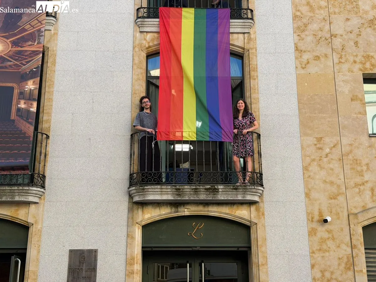 El balcón del teatro Liceo luce la bandera arcoíris para reivindicar la igualdad y la tolerancia. Foto V. M.