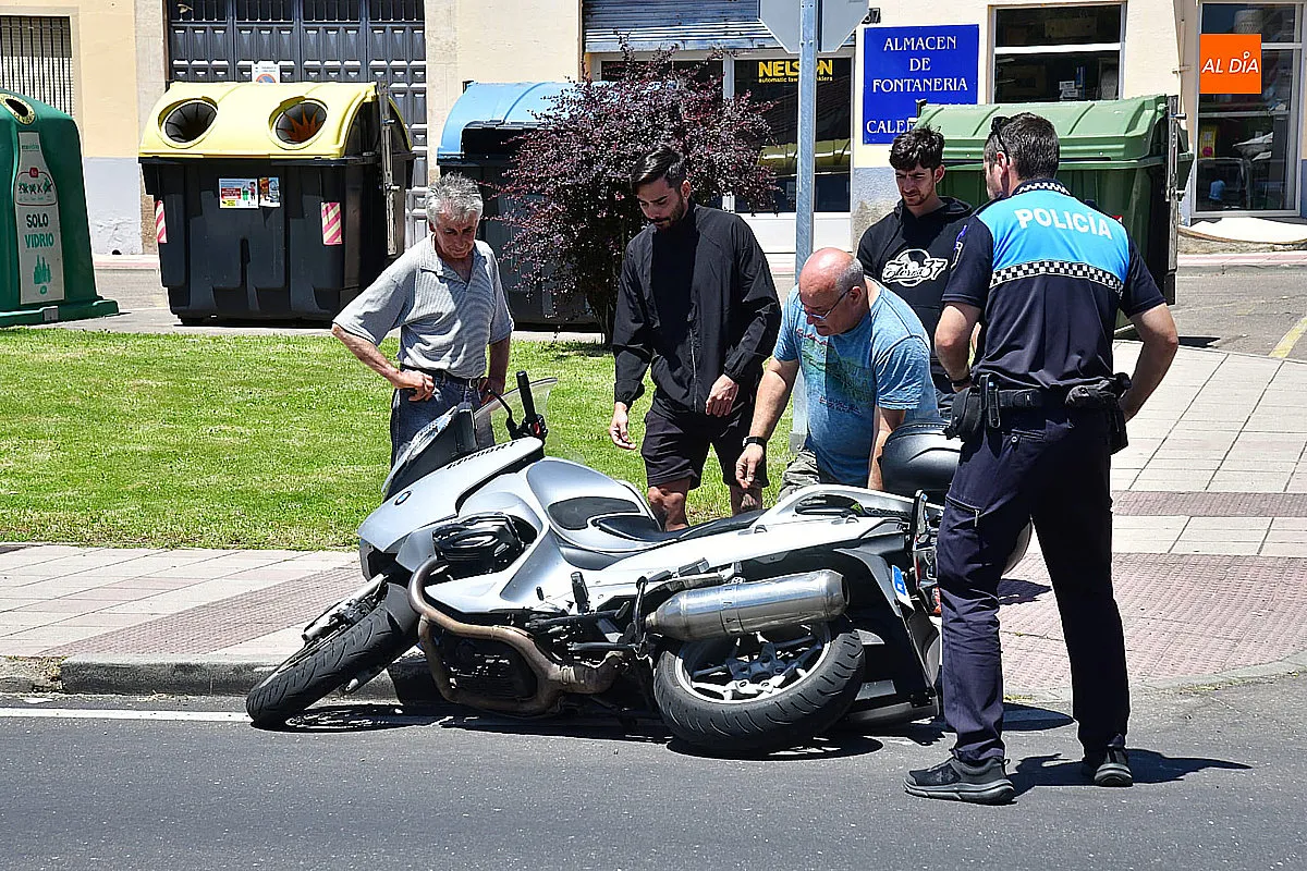 Foto 2 - Atrapado bajo su moto tras sufrir una colisi&oacute;n en la avenida de Salamanca