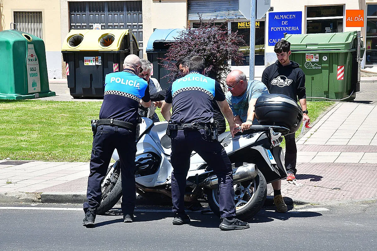 Foto 3 - Atrapado bajo su moto tras sufrir una colisi&oacute;n en la avenida de Salamanca