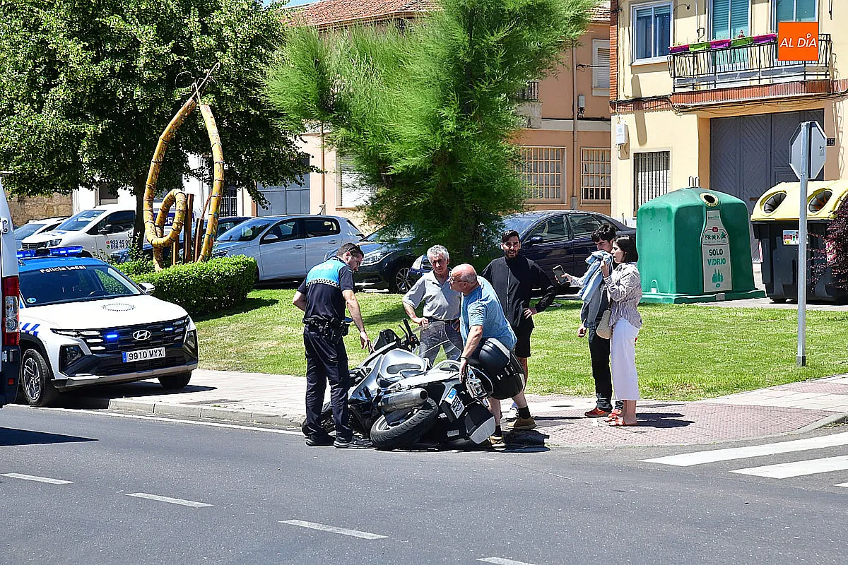 Foto 4 - Atrapado bajo su moto tras sufrir una colisi&oacute;n en la avenida de Salamanca