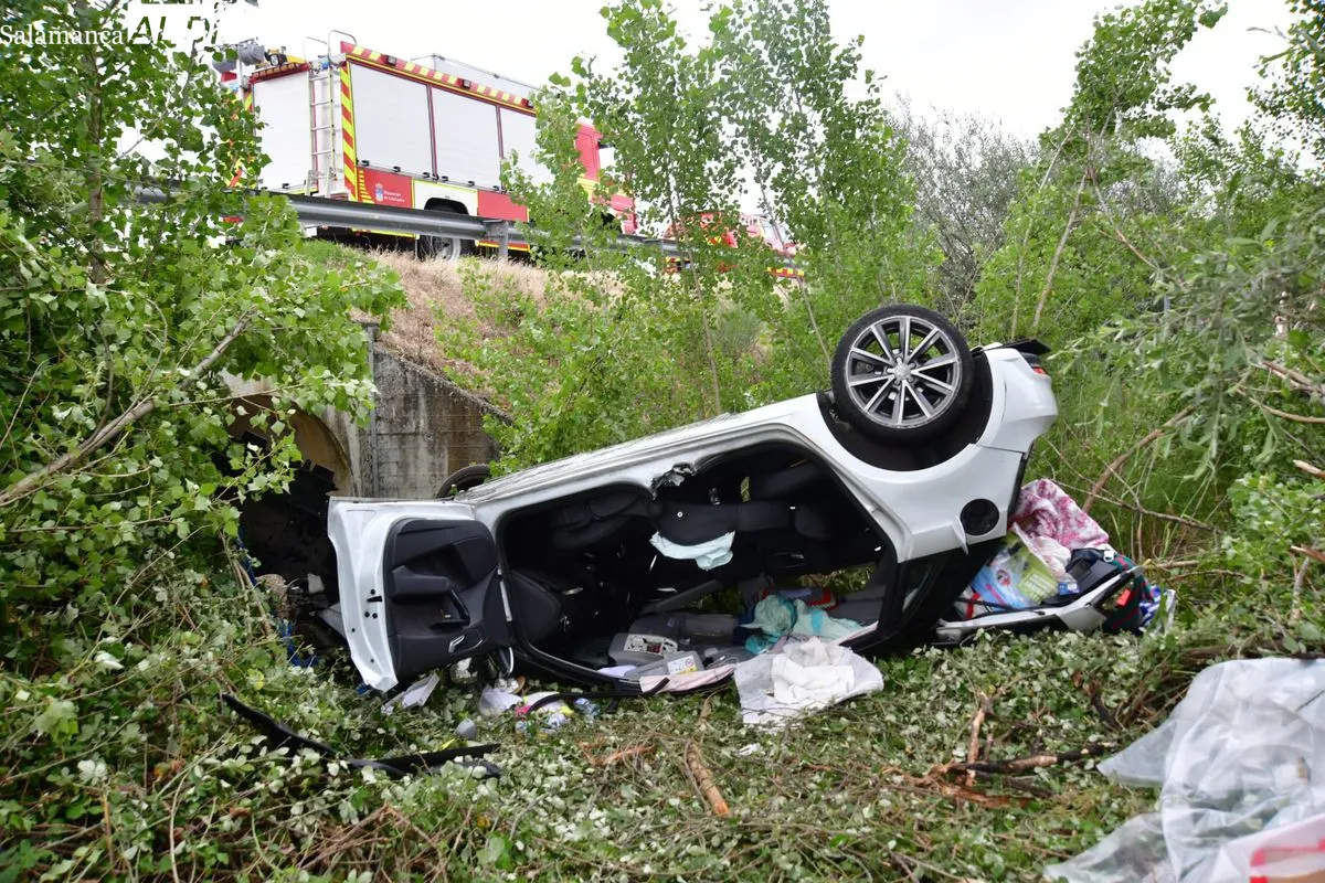 Vuelco de un coche en la N-620 en Carpio de Azaba. Foto de Adrián Martín