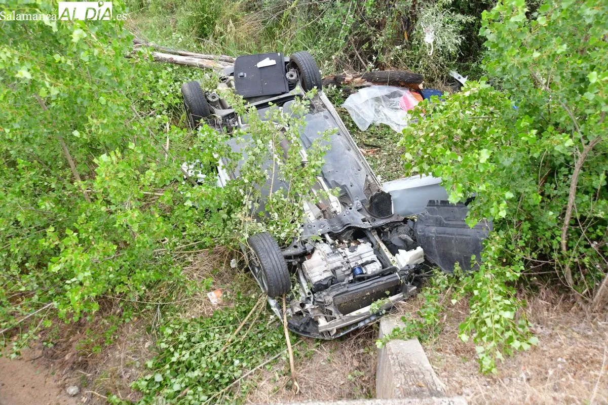 Vuelco de un coche en la N-620 en Carpio de Azaba. Foto de Adrián Martín