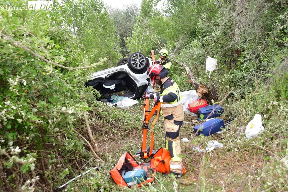 Vuelco de un coche en la N-620 en Carpio de Azaba. Foto de Adrián Martín
