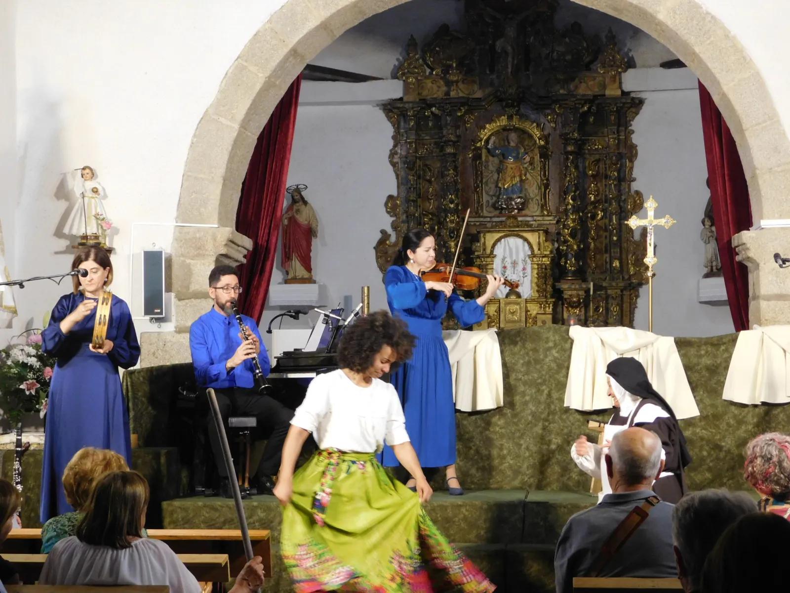 Foto 7 - 'Juan, el esp&iacute;ritu del amor' emociona a Aldeanueva de la Sierra en el cierre de las fiestas del Corpus