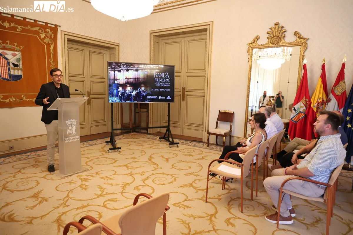Presentación en el Ayuntamiento del estreno de 'Salamanca 1526' de la Banda Municipal en la Plaza Mayor. Foto de David Sañudo