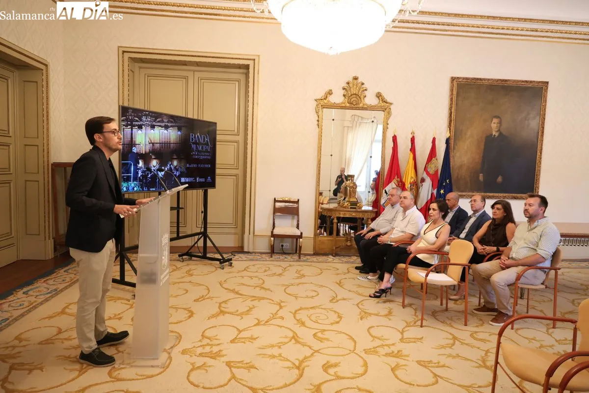 Presentación en el Ayuntamiento del estreno de 'Salamanca 1526' de la Banda Municipal en la Plaza Mayor. Foto de David Sañudo