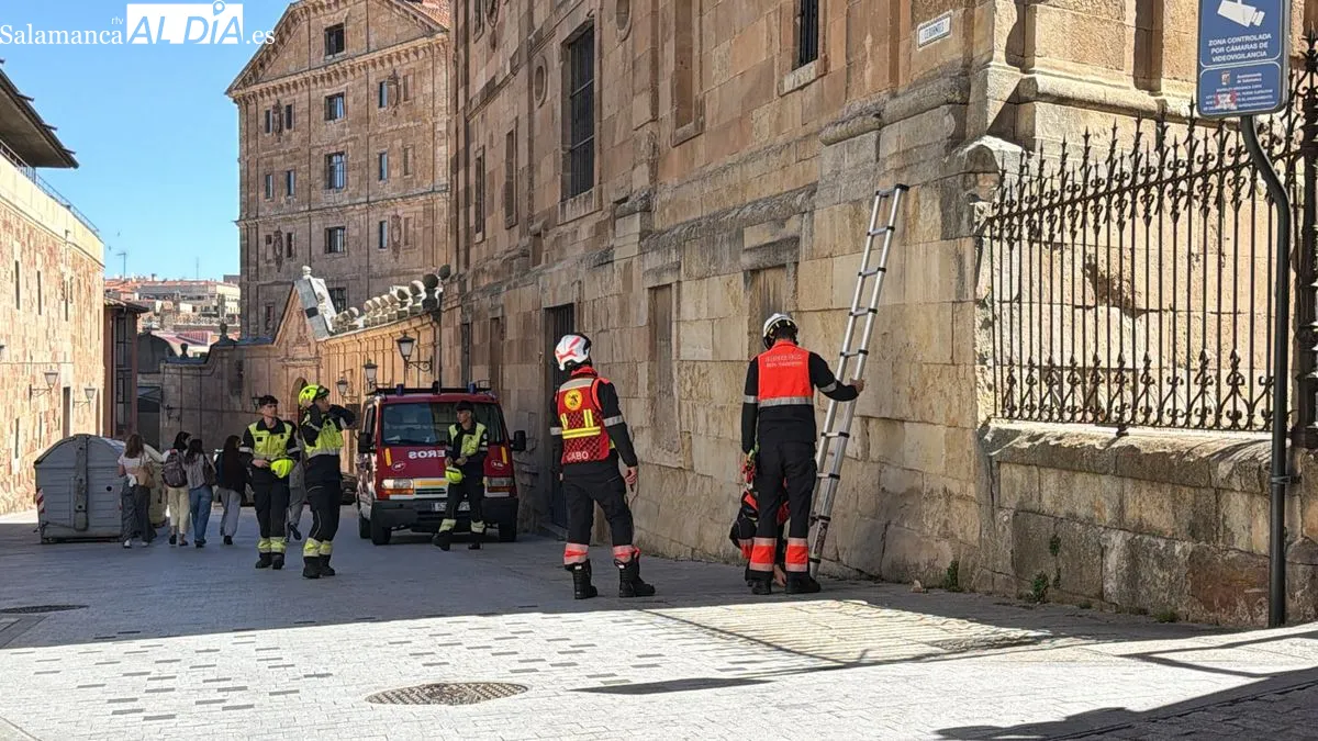 Intervención de los Bomberos, esta mañana, en la calle Cervantes. Foto V. M.