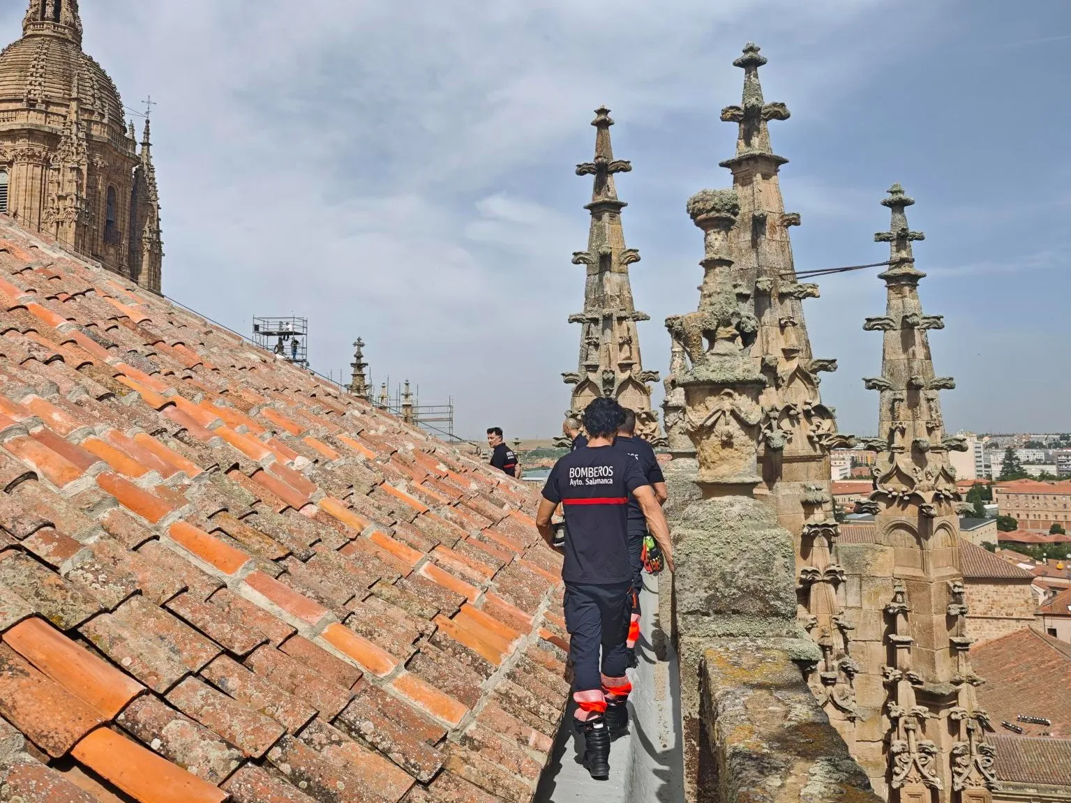 Foto 3 - El motivo por lo que hoy los bomberos han inspeccionado la Catedral de Salamanca